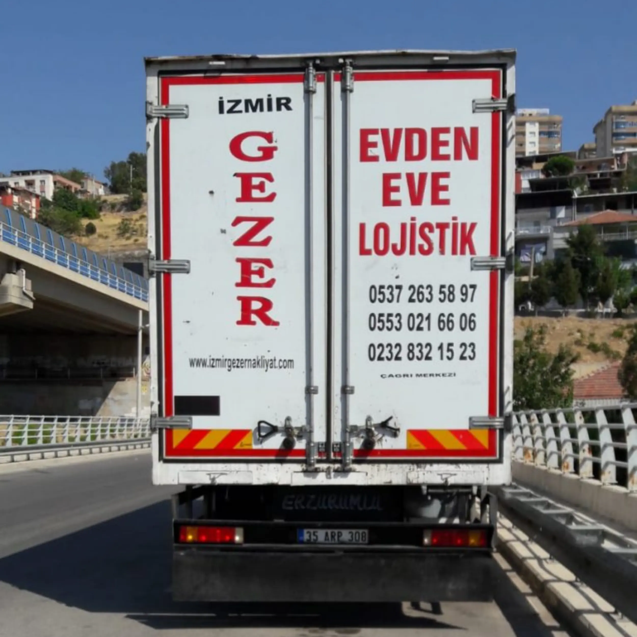 İzmir Gezer Nakliyat Kamyonu Yolda Gidiyor