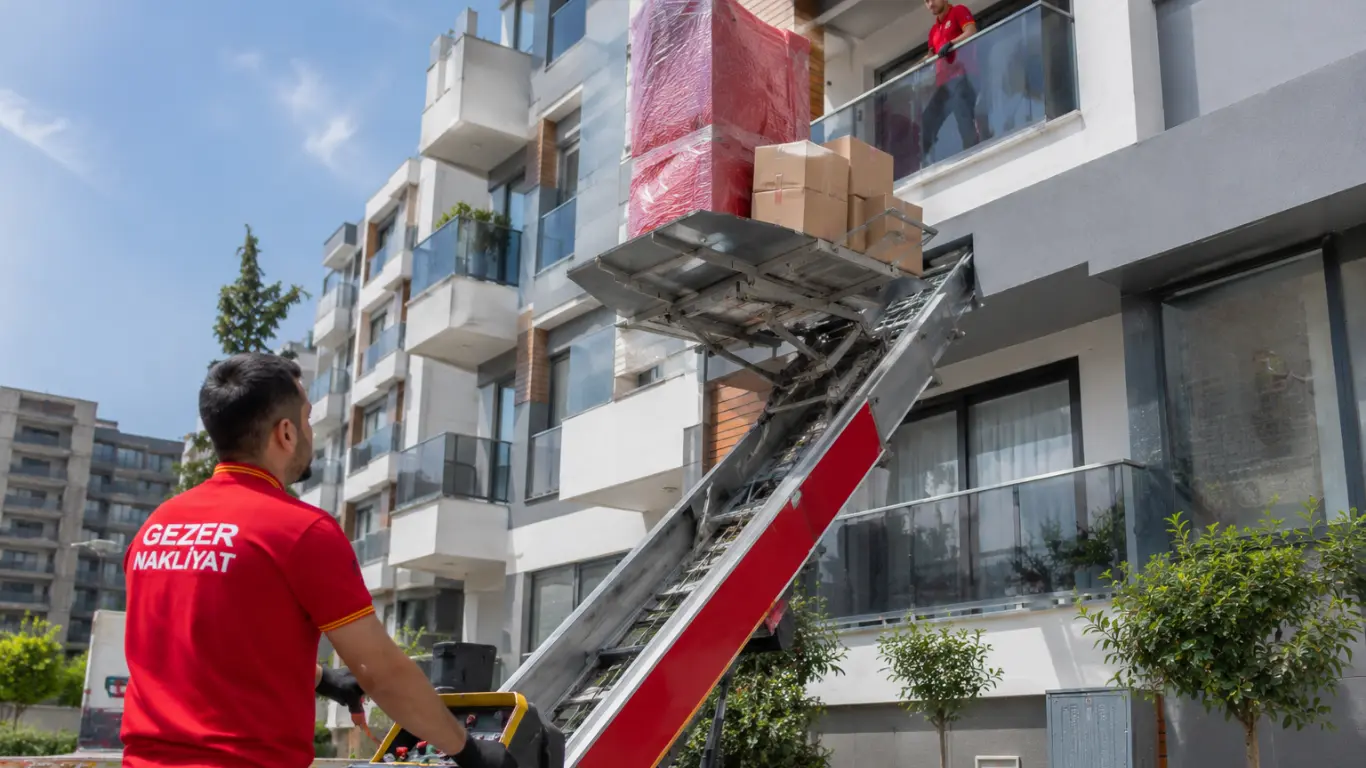 Gezer Nakliyat'ın eşya asansörü ile yüksek kata mobilya taşıma hizmeti